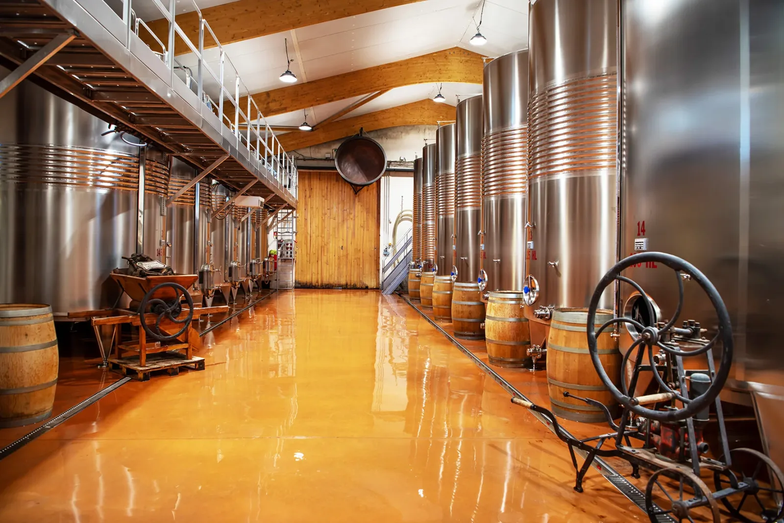 Chai du Domaine Naïs avec cuves inox et barriques de chêne