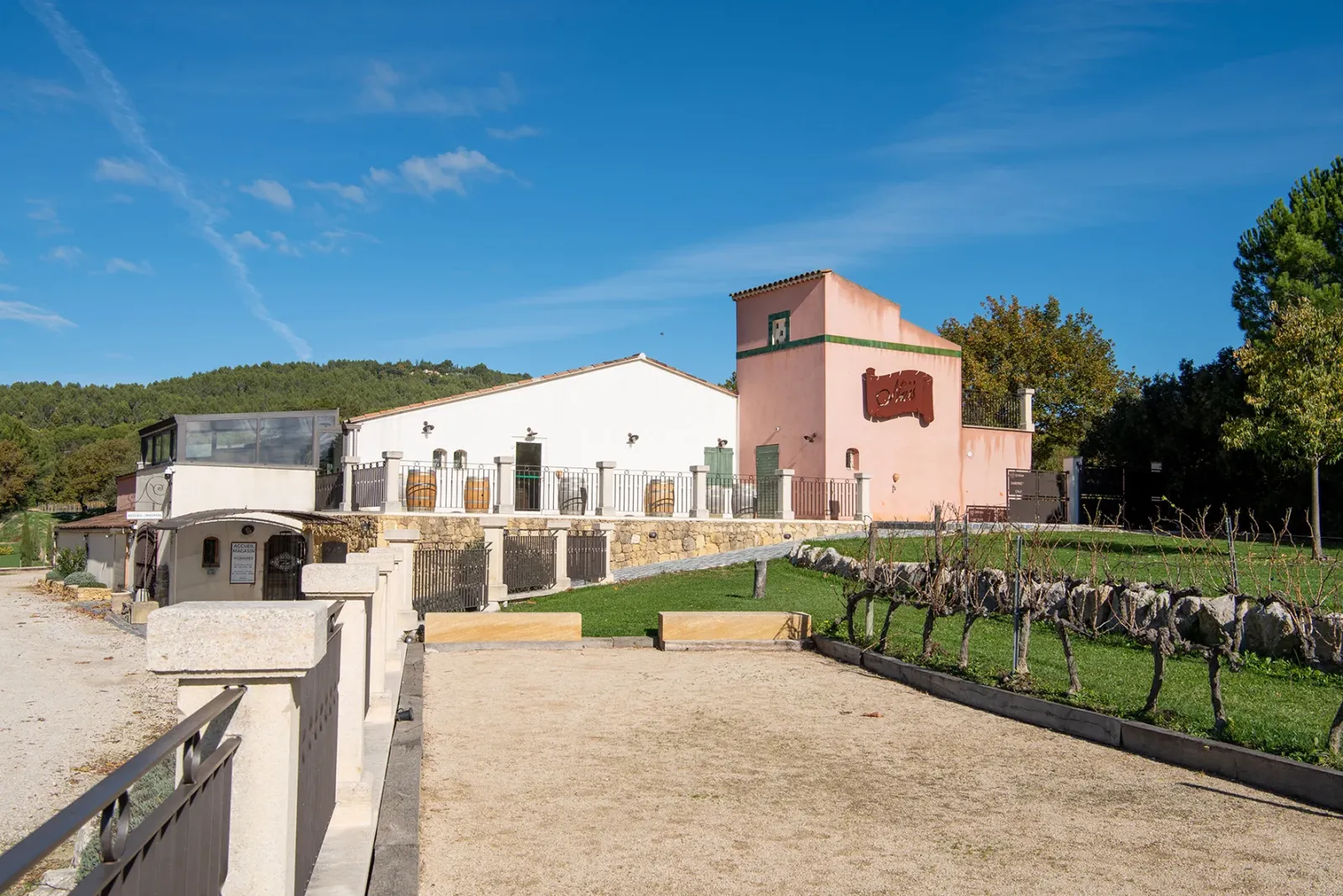 Jardin, terrain de pétanque et extérieurs du Pigeonnier de Naïs