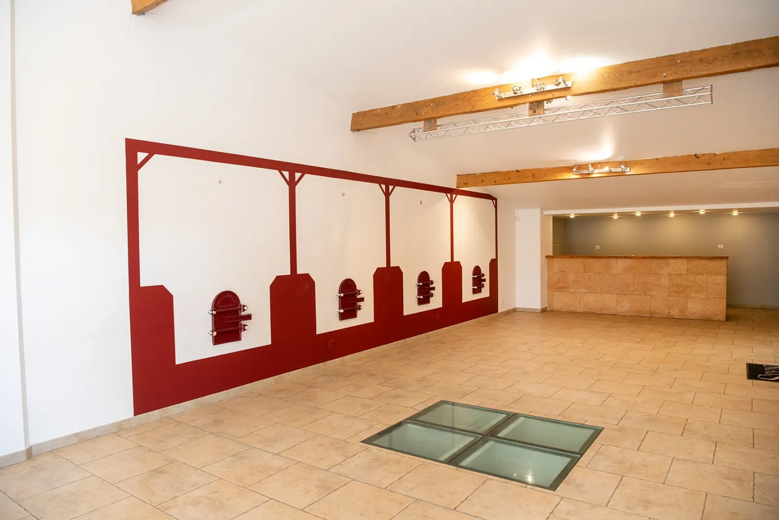 Intérieur de la salle de réception du Pigeonnier de Naïs et son bar