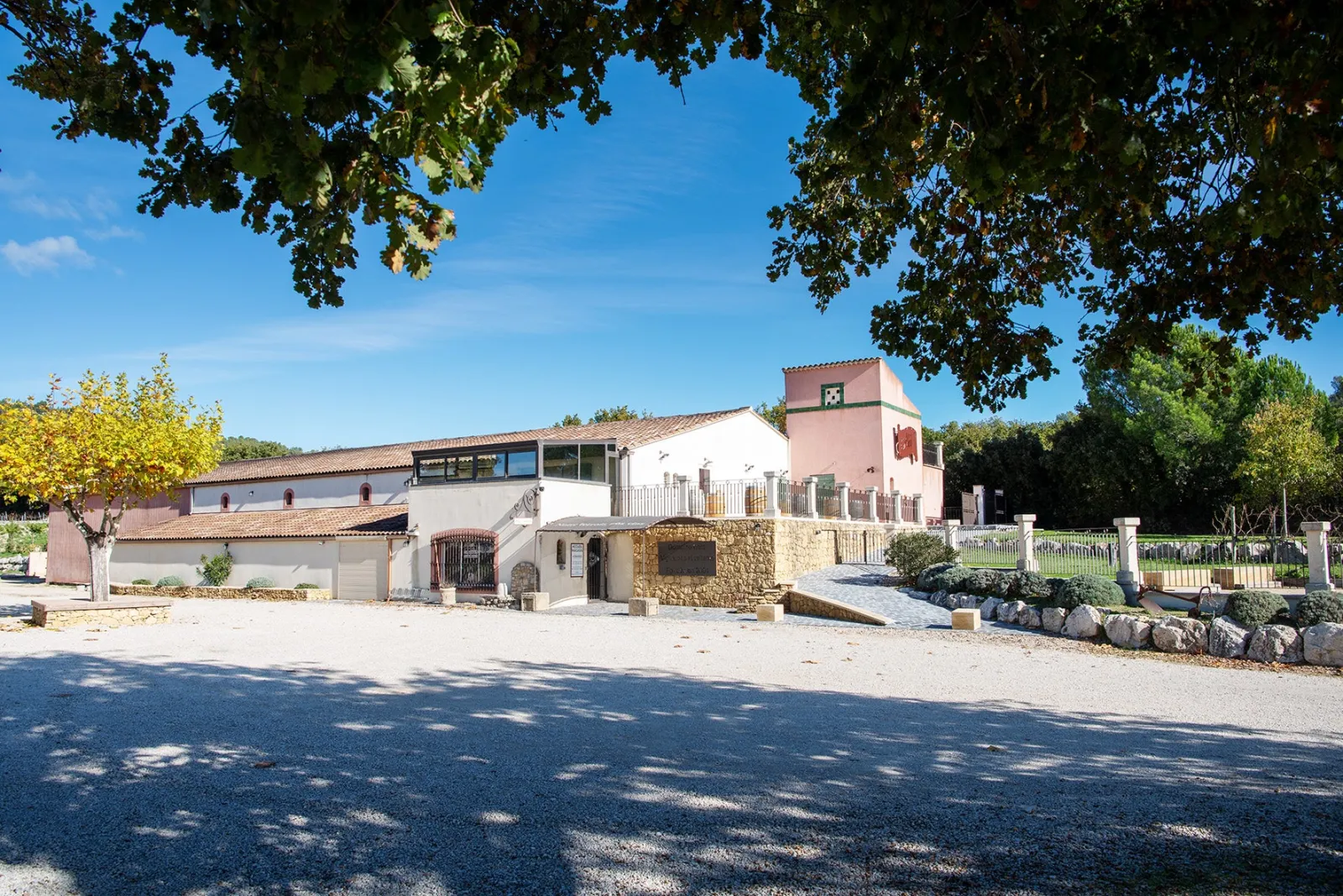 Bâtiments du Domaine Naïs et parking, point de départ du sentier vigneron à Rognes